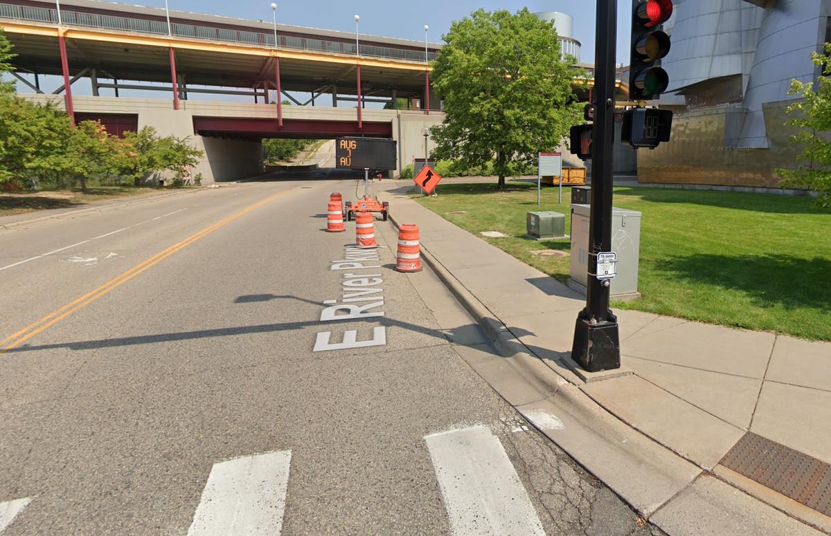 Dropoff location showing the east shoulder of East River Parkway near the Weisman Art Museum